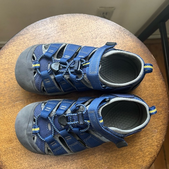 Keen Other - KEEN youth size 2 waterproof blue sport sandals
Pre-Owned